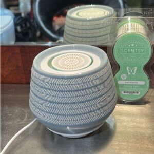Scentsy Gray Chevron Warmer with two scents